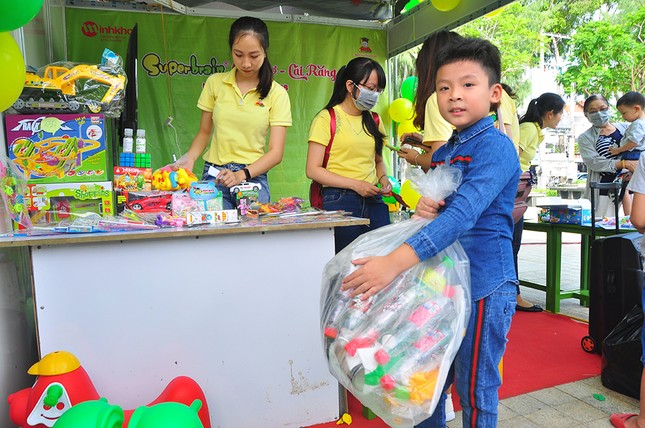 Sôi nổi ngày hội mang đồ nhựa đến đổi quà ảnh 2