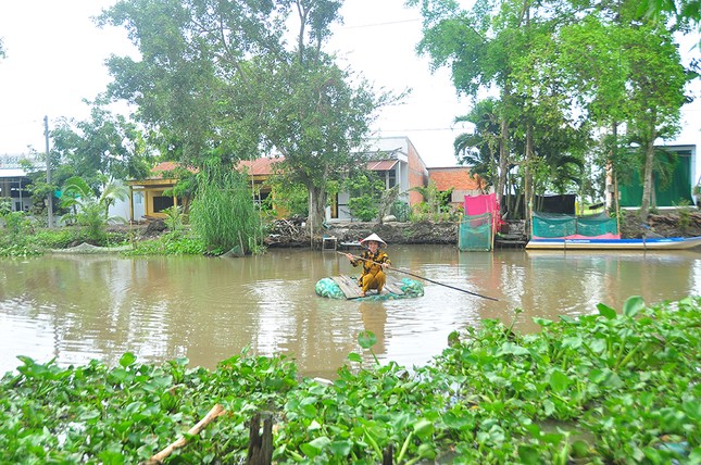 Độc đáo chiếc bè từ vỏ chai nhựa vừa bảo vệ môi trường vừa phục vụ đi lại ảnh 9