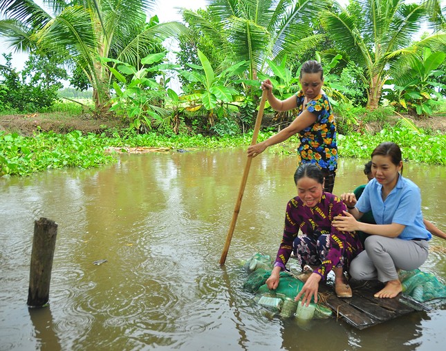 Độc đáo chiếc bè từ vỏ chai nhựa vừa bảo vệ môi trường vừa phục vụ đi lại ảnh 6