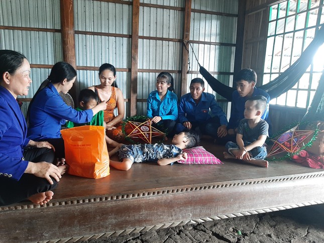 Đoàn viên rửa xe gây quỹ tặng quà cho trẻ khuyết tật vui trung thu ảnh 8