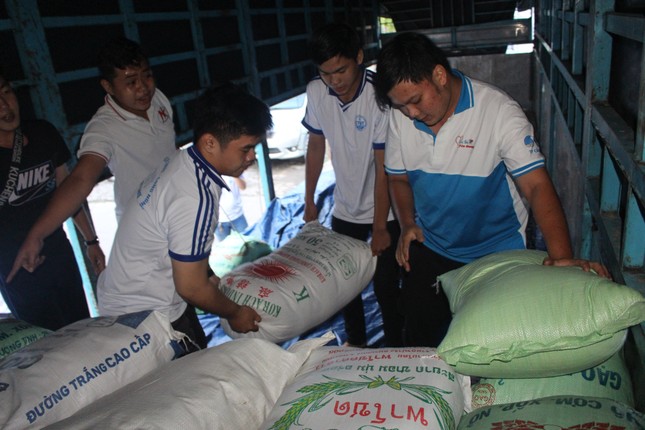 Chuyến xe của tuổi trẻ Cần Thơ đến với đồng bào miền Trung ảnh 4