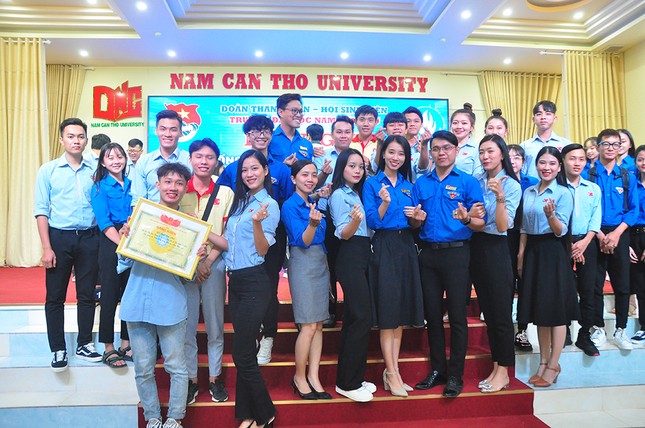 Người đẹp áo dài Hoa hậu Việt Nam được tặng giấy khen về công tác Đoàn ảnh 5