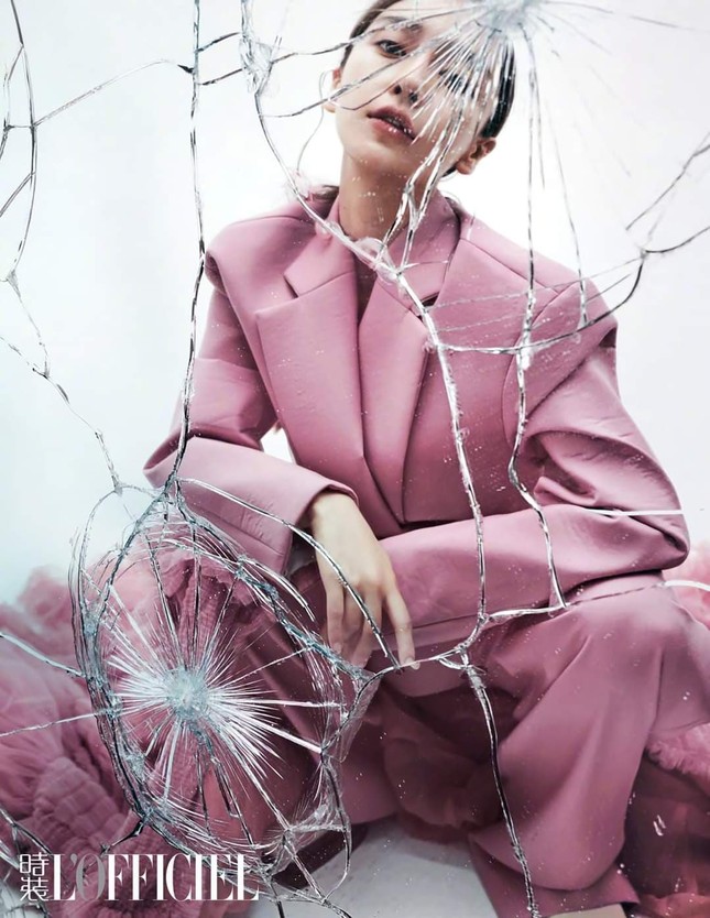 Ngắm Angela Baby đẹp ma mị và cực lạ mắt trên bìa tạp chí L’OFFICIEL Trung tháng 9 ảnh 4