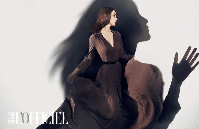 Ngắm Angela Baby đẹp ma mị và cực lạ mắt trên bìa tạp chí L’OFFICIEL Trung tháng 9 ảnh 7
