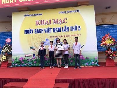Nhà sách Tiền Phong trao quà cho thí sinh hội thi Khi tôi 18 ảnh 1