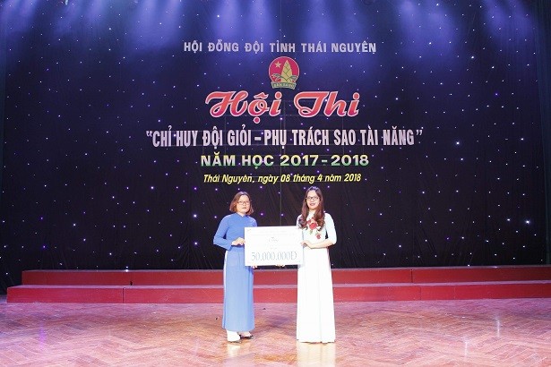 Nhà sách Tiền Phong trao quà cho thí sinh hội thi Khi tôi 18 ảnh 2