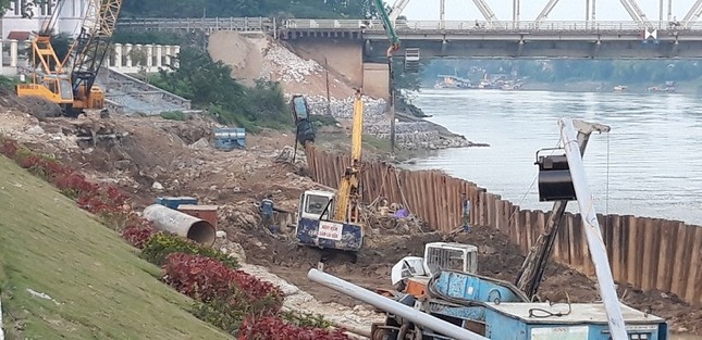 Dự án chi 34 tỷ sửa chữa bờ kè hơn 100 tỷ khắc phục đến đâu? ảnh 1