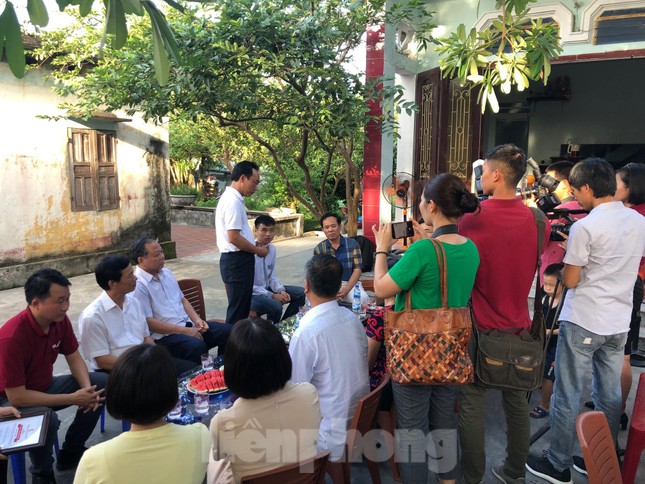 Trao học bổng tài năng cho thủ khoa khối A 'đạp xe giao trứng vịt' ảnh 9