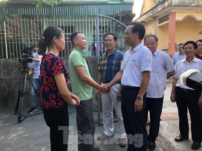 Trao học bổng tài năng cho thủ khoa khối A 'đạp xe giao trứng vịt' ảnh 4