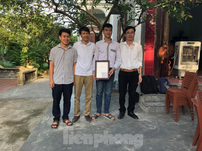 Trao học bổng tài năng cho thủ khoa khối A 'đạp xe giao trứng vịt' ảnh 3