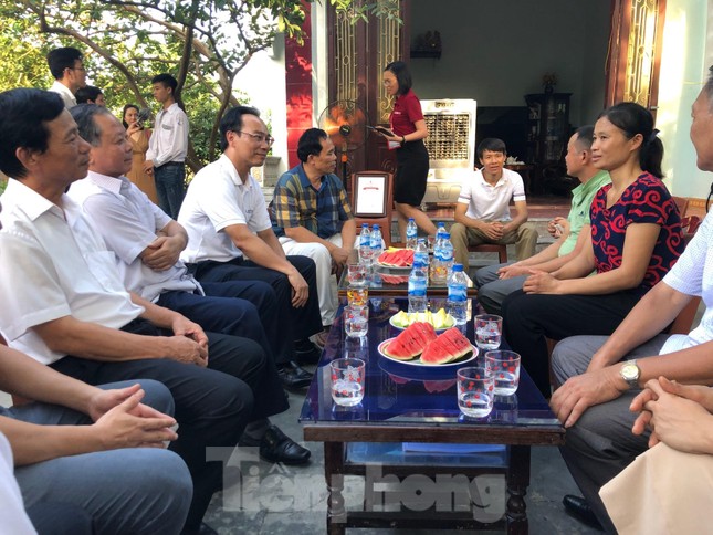 Trao học bổng tài năng cho thủ khoa khối A 'đạp xe giao trứng vịt' ảnh 2