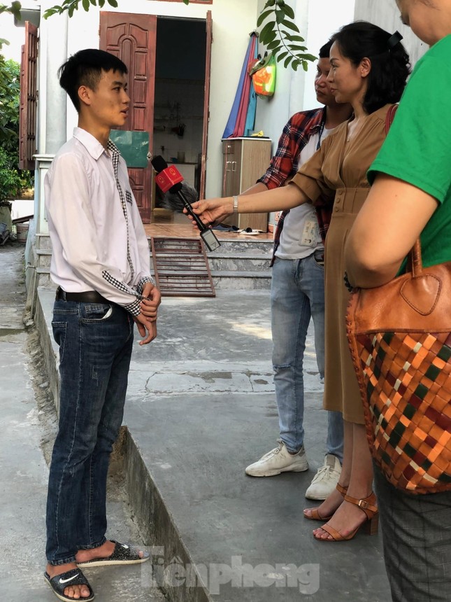 Trao học bổng tài năng cho thủ khoa khối A 'đạp xe giao trứng vịt' ảnh 7