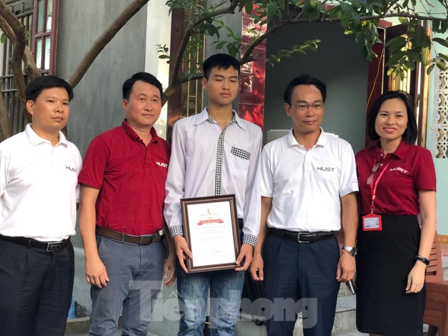 Trao học bổng tài năng cho thủ khoa khối A 'đạp xe giao trứng vịt' ảnh 1