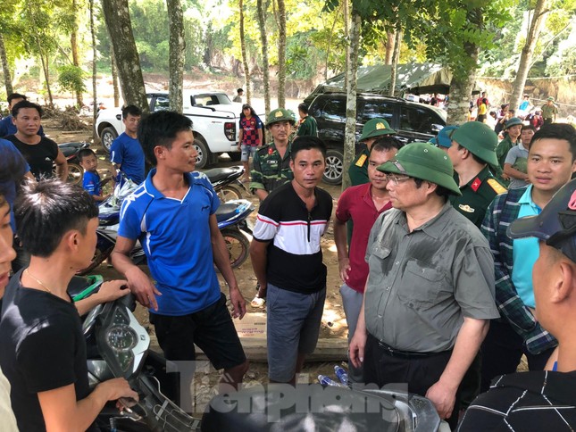 Trưởng ban Tổ chức Trung ương thăm hỏi, chỉ đạo khắc phục hậu quả mưa lũ ảnh 3