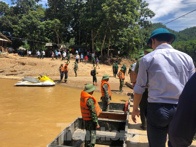 Trưởng ban Tổ chức Trung ương thăm hỏi, chỉ đạo khắc phục hậu quả mưa lũ ảnh 13