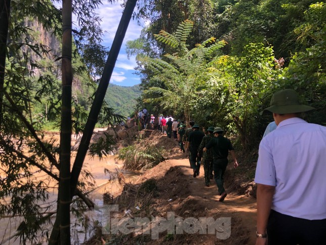 Trưởng ban Tổ chức Trung ương thăm hỏi, chỉ đạo khắc phục hậu quả mưa lũ ảnh 12