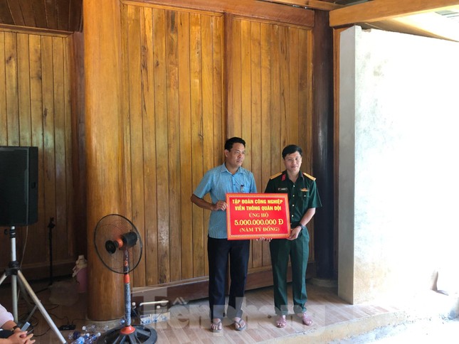 Trưởng ban Tổ chức Trung ương thăm hỏi, chỉ đạo khắc phục hậu quả mưa lũ ảnh 14