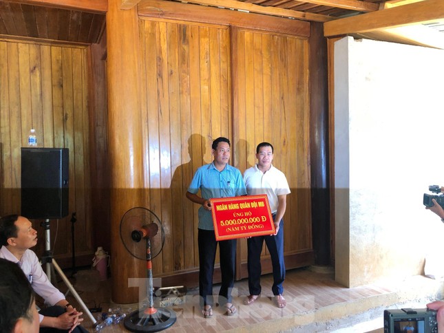Trưởng ban Tổ chức Trung ương thăm hỏi, chỉ đạo khắc phục hậu quả mưa lũ ảnh 15