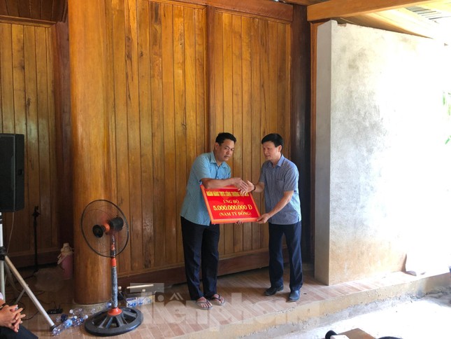 Trưởng ban Tổ chức Trung ương thăm hỏi, chỉ đạo khắc phục hậu quả mưa lũ ảnh 16