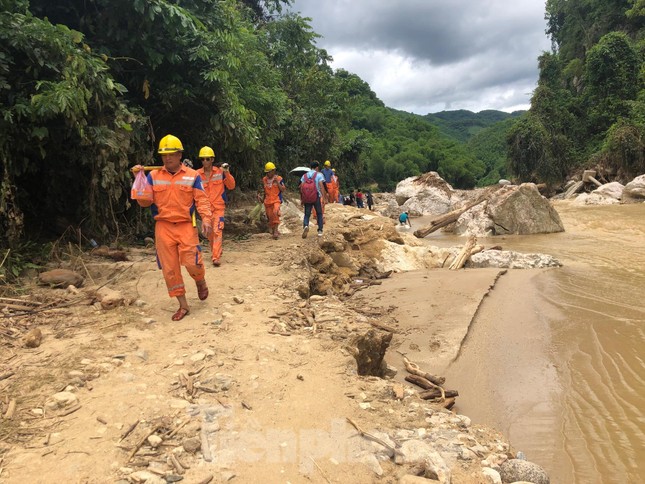 Trưởng ban Tổ chức Trung ương thăm hỏi, chỉ đạo khắc phục hậu quả mưa lũ ảnh 11