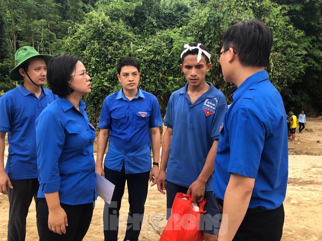 Trưởng ban Tổ chức Trung ương thăm hỏi, chỉ đạo khắc phục hậu quả mưa lũ ảnh 10
