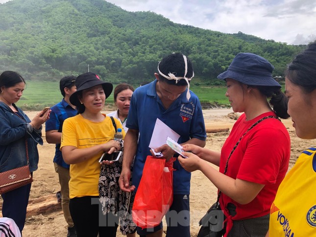 Trưởng ban Tổ chức Trung ương thăm hỏi, chỉ đạo khắc phục hậu quả mưa lũ ảnh 8