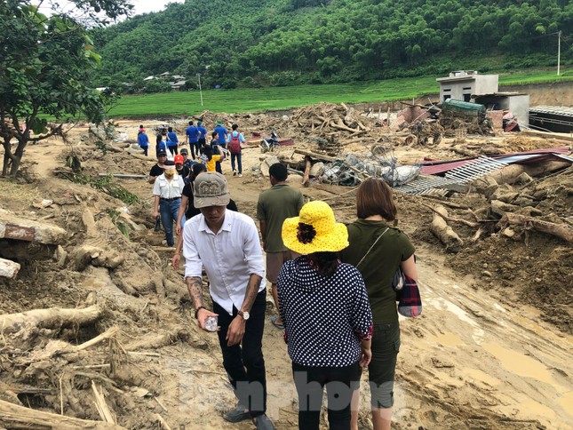 Trưởng ban Tổ chức Trung ương thăm hỏi, chỉ đạo khắc phục hậu quả mưa lũ ảnh 7