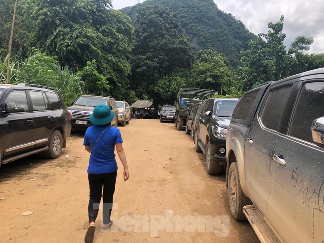Trưởng ban Tổ chức Trung ương thăm hỏi, chỉ đạo khắc phục hậu quả mưa lũ ảnh 6