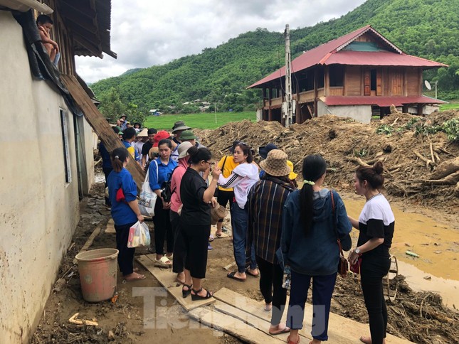 Trưởng ban Tổ chức Trung ương thăm hỏi, chỉ đạo khắc phục hậu quả mưa lũ ảnh 9