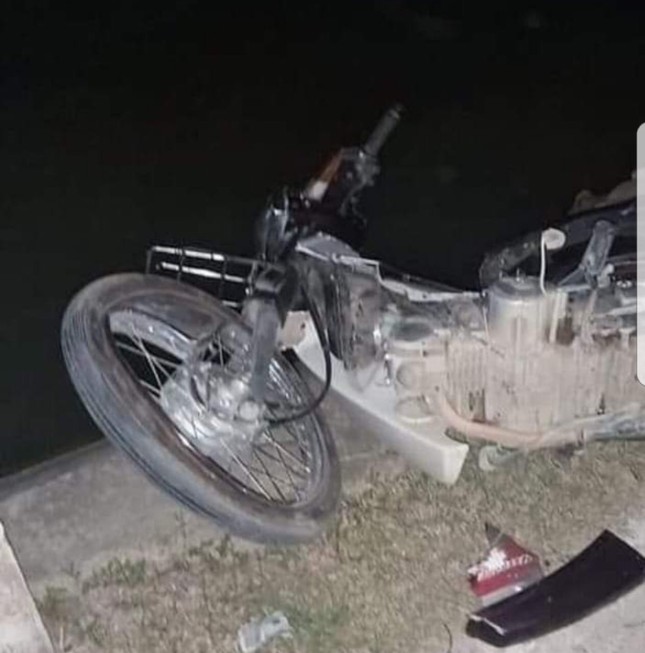 Tai nạn trong đêm: Bố chết, mẹ văng xuống sông, bé 4 tuổi gào khóc nhờ tìm mẹ ảnh 1