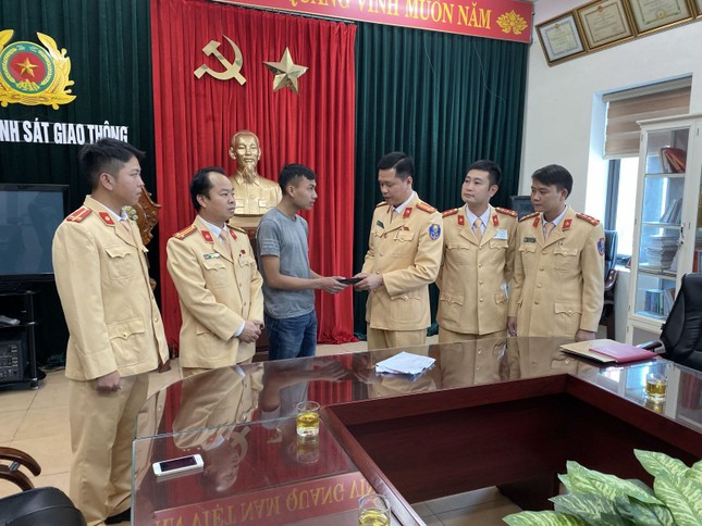 CSGT trả lại 20 triệu đồng cho người đánh rơi ảnh 1