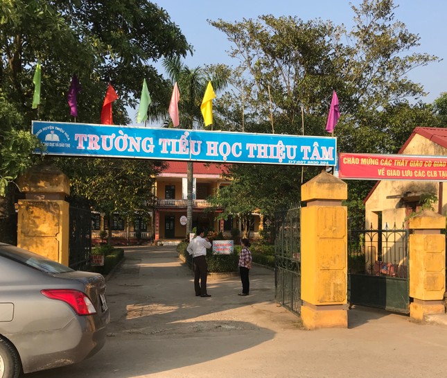 Giáo viên bất ngờ nhận quyết định chuyển đi trường khác ảnh 1