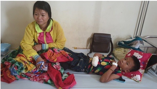 Bé 9 tuổi bị cụt bàn tay do đèn pin đang sạc phát nổ ảnh 1