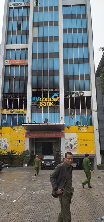 Phong tỏa toà nhà Dầu khí cháy, nhiều người chưa thể tiếp cận nơi làm việc ảnh 7