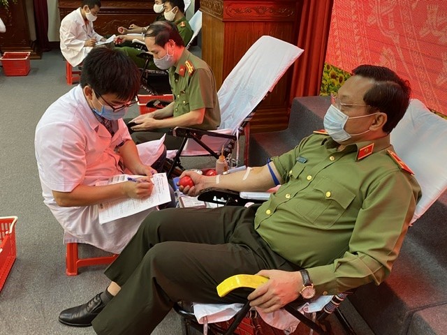 Thiếu tướng Nguyễn Hải Trung và gần 300 chiến sỹ tham gia hiến máu tình nguyện ảnh 2