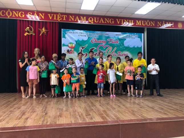 Trao quà cho bệnh nhân Bệnh viện Nhi Thanh Hoá ảnh 1