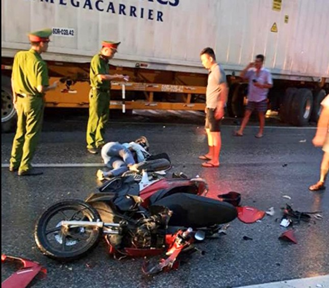 Tránh thương vong, tài xế tải đánh lái đâm nát dải phân cách ảnh 2