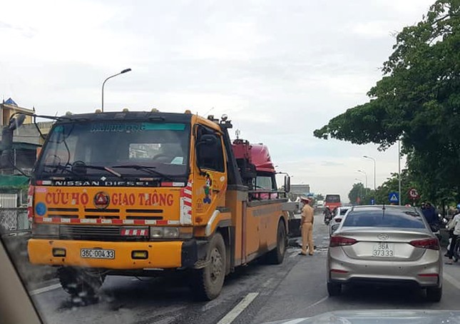 Tránh thương vong, tài xế tải đánh lái đâm nát dải phân cách ảnh 3