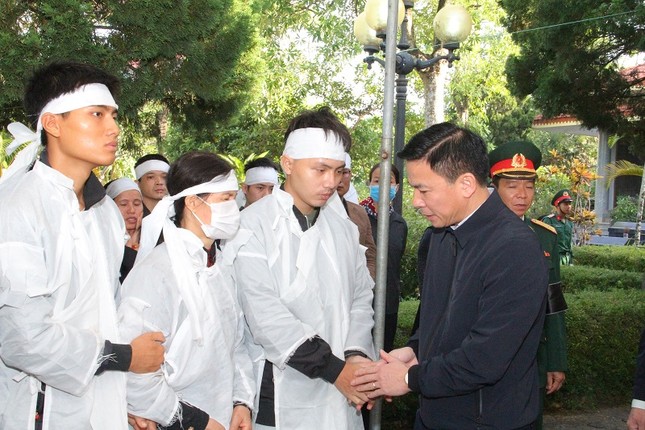 Xúc động lễ viếng 2 liệt sỹ hy sinh khi giúp dân khắc phục hậu quả lũ lụt ảnh 4