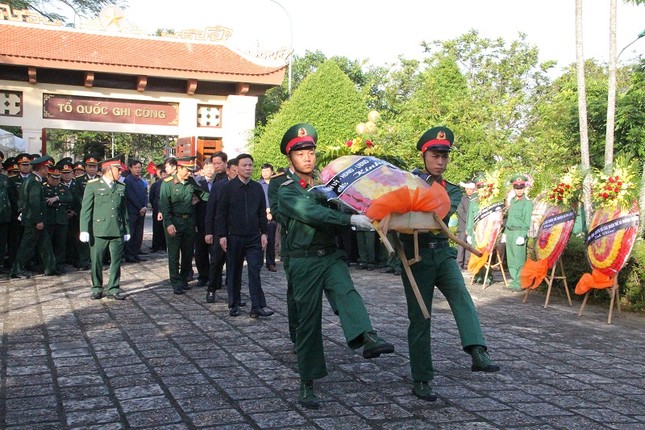 Xúc động lễ viếng 2 liệt sỹ hy sinh khi giúp dân khắc phục hậu quả lũ lụt ảnh 1