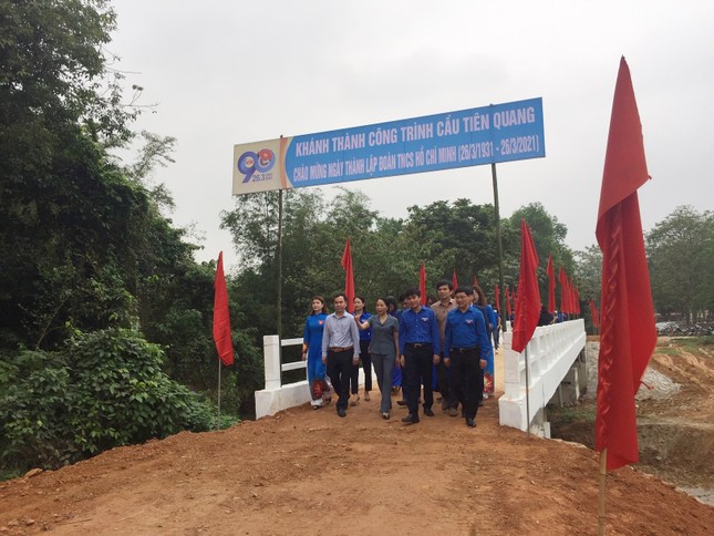 Khánh thành cầu mới giúp hàng trăm trẻ đến trường mùa mưa lũ ảnh 3