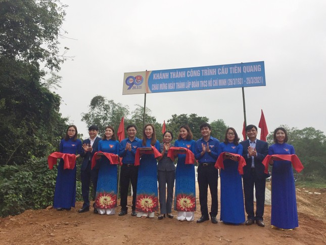 Khánh thành cầu mới giúp hàng trăm trẻ đến trường mùa mưa lũ ảnh 1