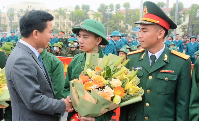 Hơn 3.500 thanh niên Thanh Hóa, 900 thanh niên Quảng Bình lên đường nhập ngũ ảnh 3