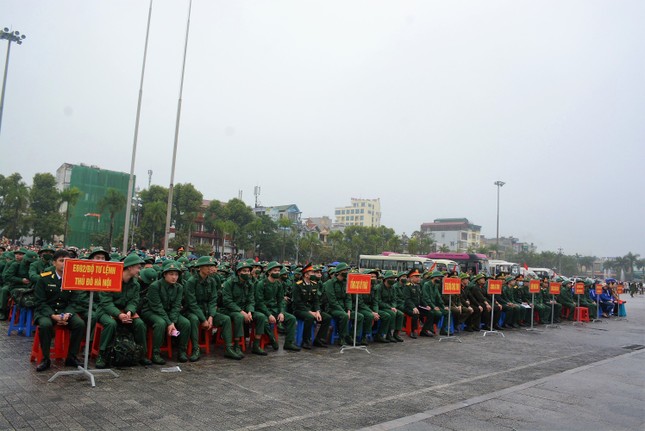 Hơn 3.500 thanh niên Thanh Hóa, 900 thanh niên Quảng Bình lên đường nhập ngũ ảnh 1