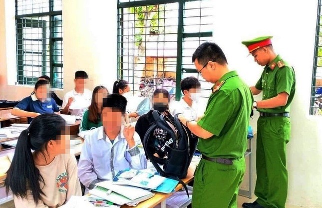 Công an Thanh Hoá đồng loạt kiểm tra tư trang của học sinh sau loạt vụ bạo lực học đường ảnh 2