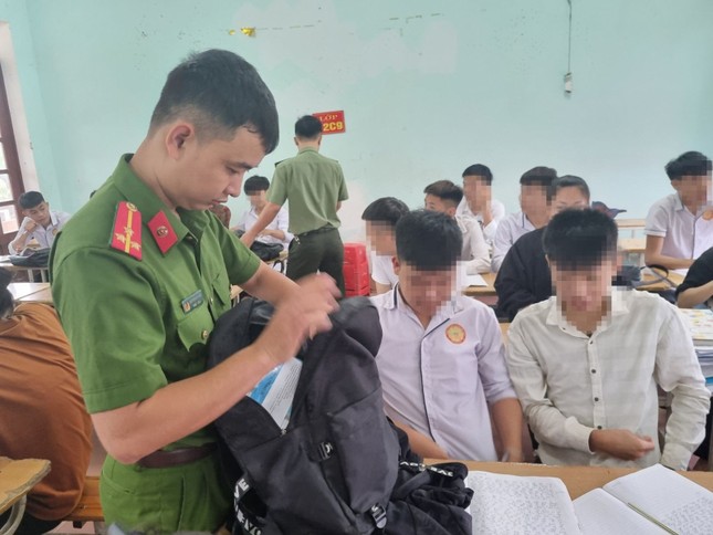 Công an Thanh Hoá đồng loạt kiểm tra tư trang của học sinh sau loạt vụ bạo lực học đường ảnh 1