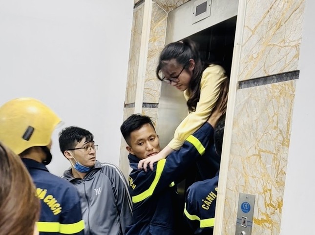 Giải cứu 4 học sinh mắc kẹt trong thang máy trung tâm Tiếng Anh ảnh 1