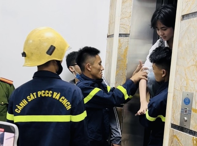 Giải cứu 4 học sinh mắc kẹt trong thang máy trung tâm Tiếng Anh ảnh 2