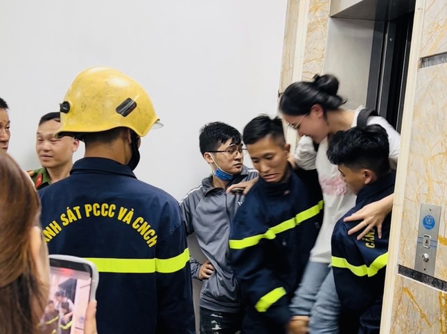 Giải cứu 4 học sinh mắc kẹt trong thang máy trung tâm Tiếng Anh ảnh 3