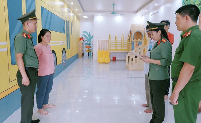 Bắt đối tượng làm giả hồ sơ cho 30 người nước ngoài ở lại Việt Nam trái phép ảnh 1